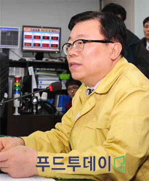 이동필 농림축산부장관이 보고를 받고 있다.