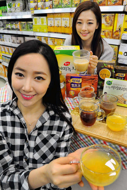 ] 12일 홈플러스 영등포점에서 모델들이 겨울 대표 차를 선보이고 있다. 홈플러스는 전국 141개 매장에서 추운 겨울에 따뜻하게 즐기기 좋은 다양한 차를 선보인다. 지난 주말부터 찾아온 한파로 8일부터 11일까지 관련 상품 매출은 전주 동기 대비 최고 84% 신장했다. (홈플러스) 