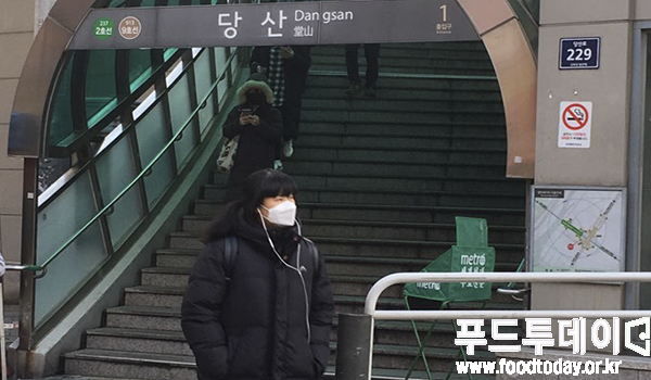 18일 아침 당산역 출근길에 미세먼지 농도가 '나쁨'수준을 보이고 있어 마스크를 쓰고 있다 