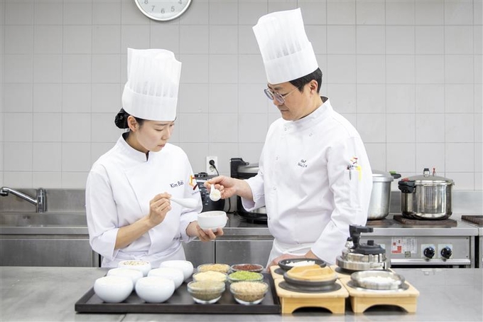 아워홈, ‘밥 소믈리에’ 도입…급식 밥맛 표준화 나선다